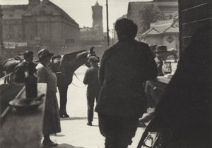 Berlín: Pohled z baru na náměstí Alexanderplatz; Alexanderplatz při pohledu z obchodu s pivem (černobílá fotografie) od Sasha Stone
