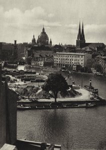 Berlín: Blick über die Spree zum Mühlendamm; Pohled na Sprévu a Muhlendamm (černobílá fotografie) od Sasha Stone