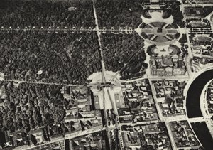 Berlín: Braniborská brána, letecký snímek; Braniborská brána při pohledu z letadla (černobílá fotografie)