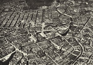Berlín: Letecký snímek starého jádra; Město viděné z letadla (černobílá fotografie)