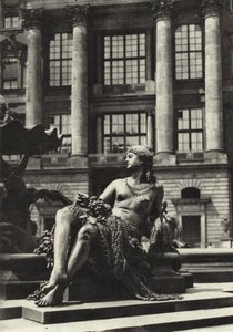 Berlín: Partie vom Schlossbrunnen; Detail zámecké fontány R (č/b foto) od Sasha Stone