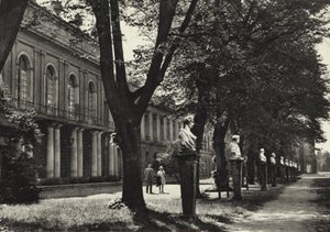 Berlín: Schloss Charlottenburg, Gartenseite; Palác Charlottenburg, přední část zahrady (černobílá fotografie) od Sasha Stone