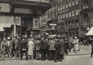 Berlín: Strassenhandler; Pouliční obchodník (černobílá fotografie) od Sasha Stone