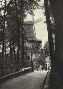 Postupim, historický větrný mlýn v Sanssouci; Historický větrný mlýn v Sanssouci (černobílá fotografie)