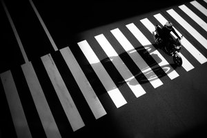 Motocykl na přechodu pro chodce od Satoshi Hata