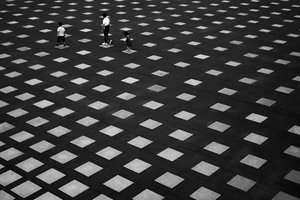 Lidé na geometrickém podkladu
