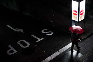 Noční procházka s červeným deštníkem od Satoshi Hata