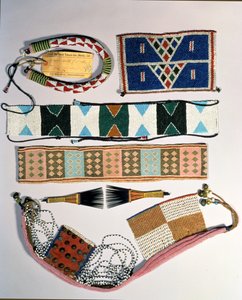 Sbírka zuluských korálkových artefaktů od School African