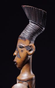 Detail jemné harfy Magbetu znázorňující hlavici z profilu (dřevo) od School African