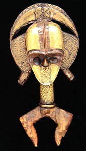 Relikviář, kultura Kota (dřevo, měď, mosaz a železo) od School African