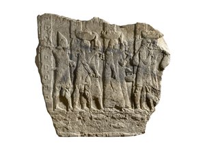 Fragment asyrského reliéfu zobrazující vojáky doprovázející kořist a zajatce z Babylonu (mramor)