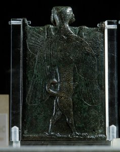 Orientální umění, Asýrie (Mezopotámie): brožura představující exorcismus (bronz, zadní strana), Antika. Paříž, Musee du Louvre