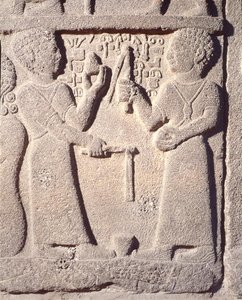 Reliéf znázorňující dva chlapce, kteří si hrají s káčou, z tureckého Carchemish, neochitity
