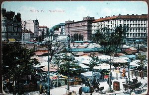 Pohlednice zobrazující Naschmarkt (trh s potravinami) ve Vídni, kolem roku 1915 (barevné lito)