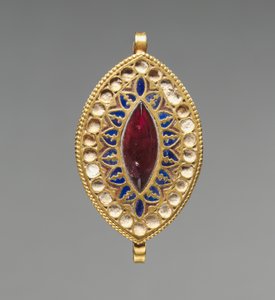 Přívěsek ve tvaru mandle, 400-600 (zlato, lapis lazuli, granát a sklo)