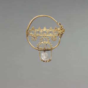 Náušnice s prolamováním, rané byzantské období, 600-800 (zlato s korálkem z horského křišťálu)