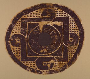 Smyčkový rondel z přikrývky nebo přikrývky, 300-400 (tkaní gobelínů s doplňkovým útkovým obalem, nebarvené len a barvená vlna)