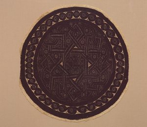 Rondel from a Curtain, 300s (plátnová vazba broušená s gobelínovou vazbou a doplňkovým útkovým obalem, nebarvené prádlo a barvená vlna)