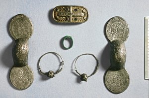 Šperky z Camon, Amiens, Somme, karolínské, 7.-10. století (stříbro, zlacený bronz)