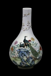 Čínské umění: keramická váza z růžové rodiny zdobená ptáky (včetně pávů) a květinami. Qianlong Reg (1736-1795). Paříž, Musee Guimet, Musee national des Arts Asians. od School Chinese
