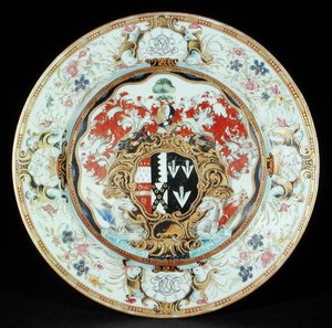Jídelní talíř malovaný famille rose emaily v rokokovém stylu s rameny Leake Okeover Esq., období Kangxi (1662-1722) (porcelán) od School Chinese