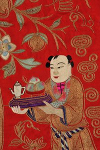 Výšivka zobrazující chlapce přinášejícího čaj (textil) (detail 389561) od School Chinese