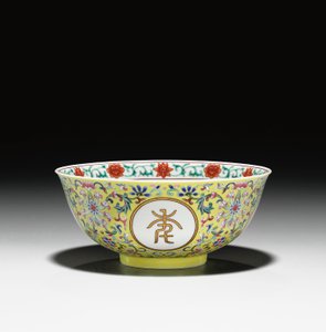 Famille rose žlutě mletá „narozeninová“ mísa, období Ťia-čching (1796–1820) (keramika) (viz také 465374) od School Chinese