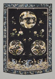 Závěs, cca 1750-1800 (Hedvábí s výšivkou (saténový steh), přírodní a syntetická barviva) od School Chinese