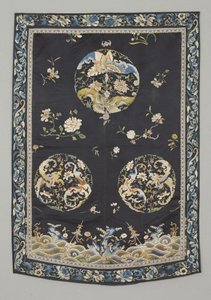 Závěs, cca 1750-1800 (Hedvábí s výšivkou (saténový steh), přírodní a syntetická barviva) od School Chinese