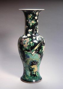 Velká Famille Noire Yen Yen Vase, období Kangxi (1662-1722) (porcelán) (viz 272192) od School Chinese