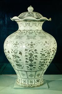 Velká váza „Kuoan“ zdobená modrými květy, ze sektoru Hai-tien, Peking, dynastie Yuan (porcelán) od School Chinese