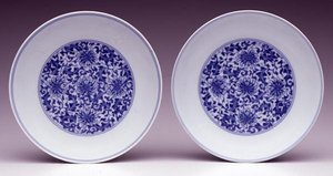 Pár podšálků, se stylizovanými lotosovými květy, značka Yongzheng a období 1723-35 (porcelán s modrou podglazurou) od School Chinese