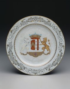 Talíř s erbem, cca 1740 (porcelán s barevnými a grisaille emaily) od School Chinese