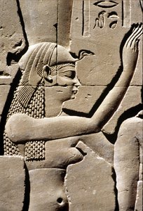 Starověký Egypt, Nástěnná řezba, bohyně Isis, Hořův chrám, Edfu, 237 - 57 př. n. l. (foto) od School Egyptian