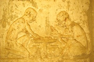 Starověký Egypt, Nástěnné řezby/malby, Petosirisova hrobka, Tuna el Gebel, 300 př. n. l., Muži vyrábějící léky (foto) od School Egyptian