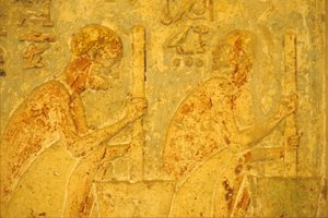 Starověký Egypt, Nástěnné řezby/malby, Petosirisova hrobka, Tuna el Gebel, 300 př. n. l., Dělníci používající tlouk a hmoždíř (foto) od School Egyptian