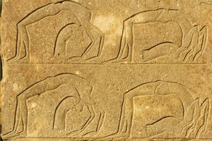 Starověký Egypt, Nástěnná malba/řezba, Vystoupení akrobatek, Chrám v Karnaku, Luxor (foto) od School Egyptian