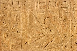 Starověký Egypt, Nástěnná malba/řezba, Harfistka s hlavou Hatšepsut na vrcholu harfy, Chrám v Karnaku, Luxor od School Egyptian