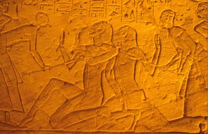 Starověký Egypt, Nástěnná malba/řezba, Chetitští vězni biti holemi, Chrám Ramesse II. a Nefertari, Abu Simbe (foto) od School Egyptian