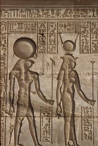 Starověký Egypt, Nástěnná malba/řezba, Horus a Isis přijímají oběť od faraona, Hathořin chrám, Dendera (foto) od School Egyptian
