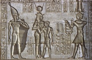 Starověký Egypt, Nástěnná malba/řezba, Isis kojí mladého faraona v přítomnosti božského dítěte Ihy, zatímco faraon přináší oběť, Hathořin chrám, Dendera (foto) od School Egyptian