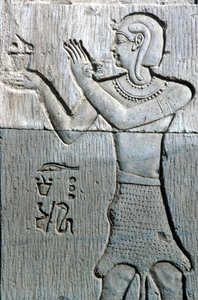 Starověký Egypt, Nástěnná malba/řezba, Kněz v leopardí kůži, obětování kadidla, Sebekův a Horův chrám Kom Ombo (foto) od School Egyptian