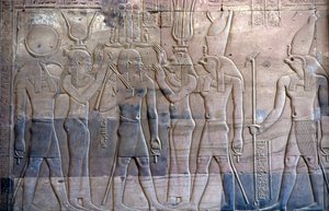 Starověký Egypt, Nástěnná malba/řezba, Ptolemaios XIII je představován Horovi, Sebekův a Hořův chrám, Kom Ombo (foto) od School Egyptian