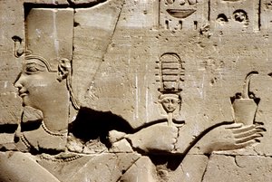 Starověký Egypt, Nástěnná malba/řezba, Faraon Ptolemaios potřásá systrou a nabízí kadidlo, Hořův chrám, Edfu (foto) od School Egyptian