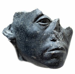 Umění starověkého Egypta: Hlava krále Sesostris III. Fragment sochy. Socha z černé žuly, cca 1900 př. n. l. (12. dynastie, cca 1963-1786). Paříž, Musee du Louvre