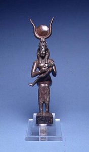 E.122-1954 Iris kojící Hora (čelní pohled) Egyptská, 715-525 př. n. l. (slitina mědi) (viz také 89138) od School Egyptian
