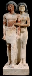 Egyptský starověk: Vápencová socha dvojice Raherka a Meresankh. 5. dynastie. Stará říše (kolem 2700-2200 př. Kr.). Slunce 0,52x0,21 m Paříž, musee du Louvre