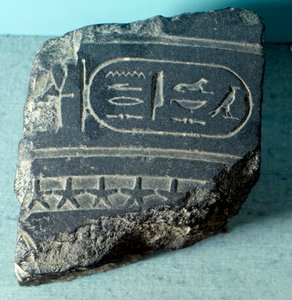 Egyptský starověk: fragment egyptské klepsydry (vodní hodiny, nástroj na měření času) nesoucí nábojnici. Ptolemaiovské období. Paříž, muzeum Louvre