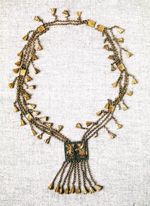 Egyptský starověk: zlatý náhrdelník faraona Pinedjema. 21. dynastie (asi 1069-945). Paříž, muzeum Louvre od School Egyptian