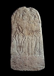 Egyptský starověk: vápencová pohřební stéla mladého muže, který zemřel v šestnácti letech. 1. nebo 2. století našeho letopočtu. Epitaf v řečtině. Z Abydosu. Paříž, muzeum Louvre od School Egyptian